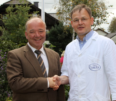 Spartenobmann NAbg. KommR Konrad Steindl gratuliert Johann Mache zum Handwerkspreis 2009